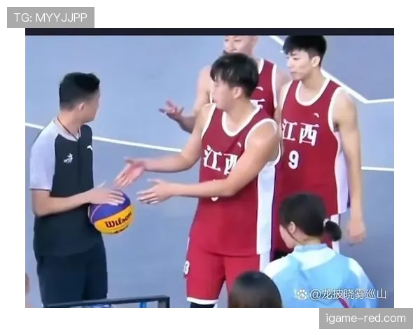抢篮板犯规是如何判定的？篮球规则全面解析